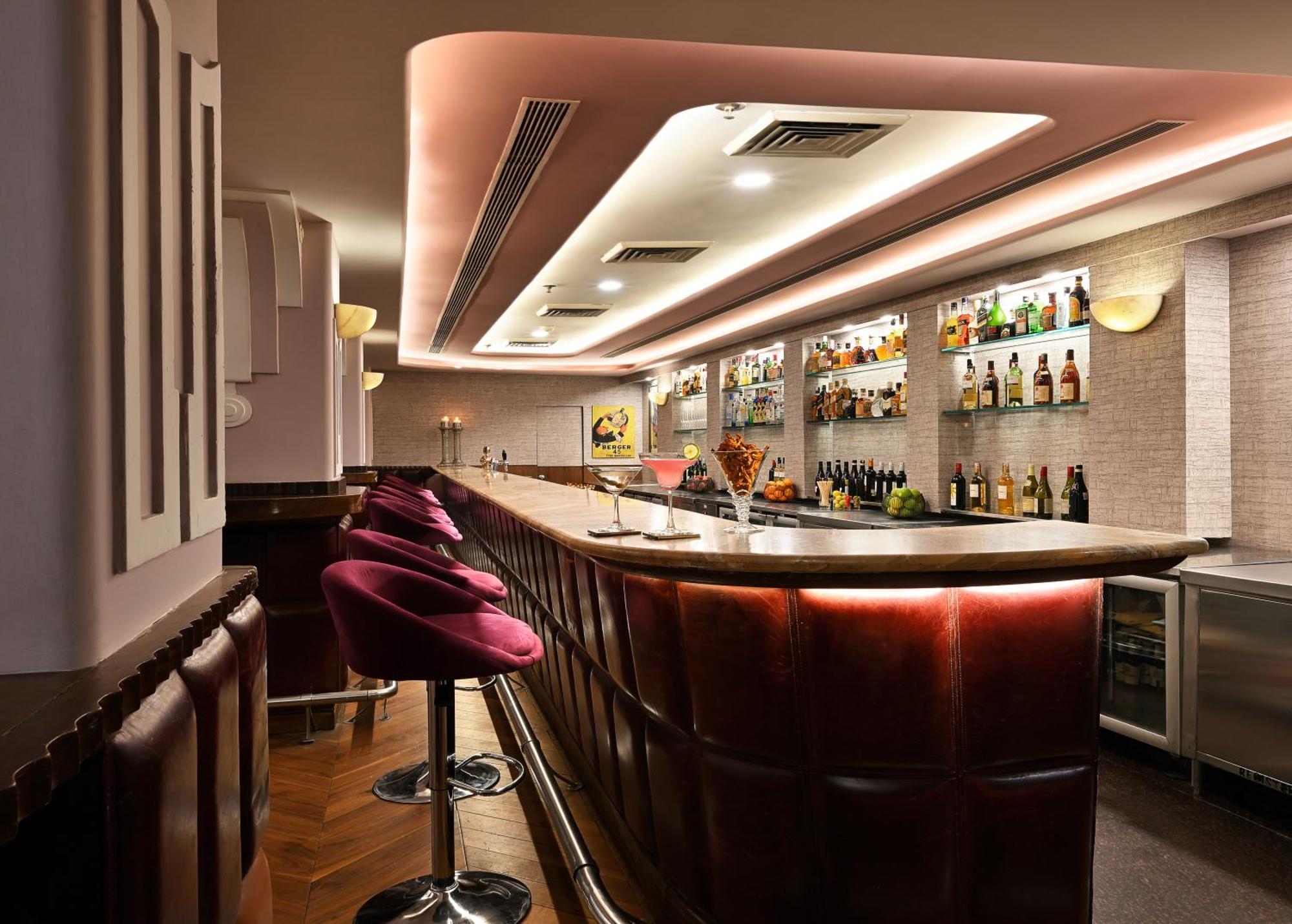 Ambassador, New Delhi - Ihcl Seleqtions Hotel Kültér fotó The bar at the 2010 London Olympics