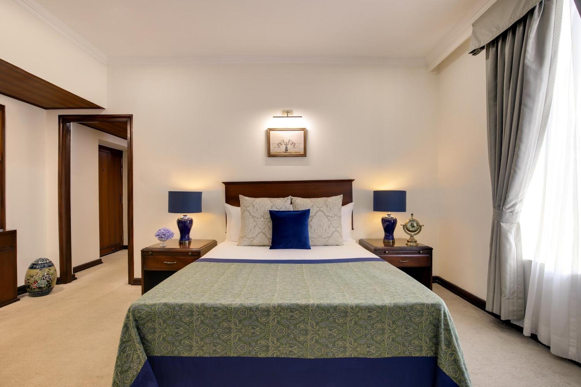 Ambassador, New Delhi - Ihcl Seleqtions Hotel Kültér fotó A bedroom at the Taj Bengal