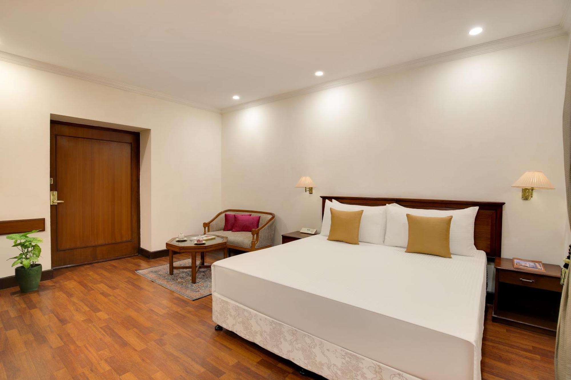 Ambassador, New Delhi - Ihcl Seleqtions Hotel Kültér fotó A room at the hotel